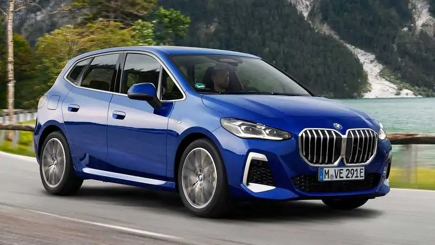 هوش مصنوعی جایگزین مدیران BMW خواهد شد 4 یک BMW سری 2 اکتیو تورر آبی رنگ در حال رانندگی در جاده کوهستانی، با کوه های سنگی و دریاچه در پس زمینه، راننده پشت فرمان و پلاک