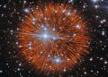 تصاویر جدید از بقایای یک ستاره در حال انفجار "رشته های مروارید" را در فضا نشان داده است. 18 Brilliant supernova explosion in space with orange ejecta radiating outward among blue and white stars.
