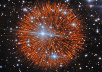 تصاویر جدید از بقایای یک ستاره در حال انفجار "رشته های مروارید" را در فضا نشان داده است. 15 Brilliant supernova explosion in space with orange ejecta radiating outward among blue and white stars.