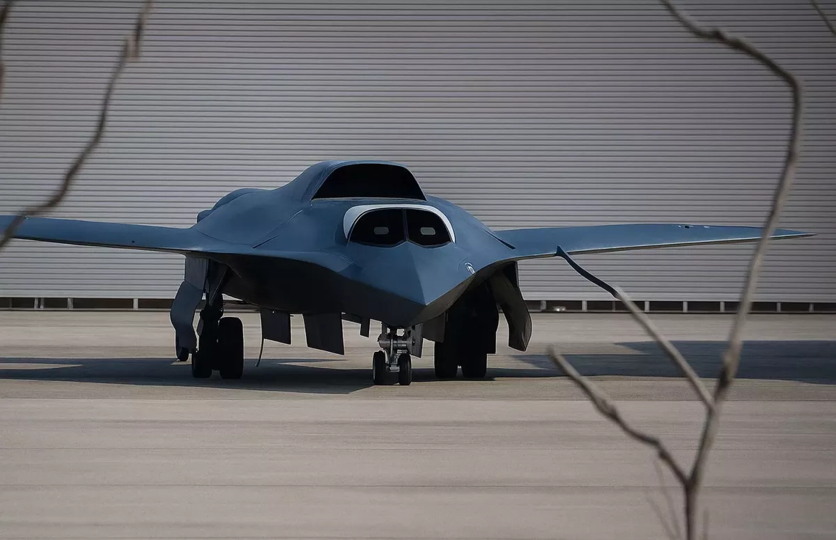 نمای جلوی یک بمب افکن رادارگریز خاکستری B-2 Spirit روی یک آسفالت با ارابه فرود پایین.