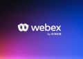 لوگوی سفید Webex به همراه عبارت «by CISCO» در مرکز یک پس‌زمینه‌ی گرادیانی که از نارنجی و صورتی در پایین به آبی و بنفش در بالا می‌رسد