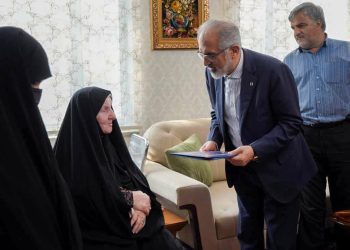 1791467393 ادای احترام مدیرعامل بانک مسکن به مقام شامخ سپهبد شهید