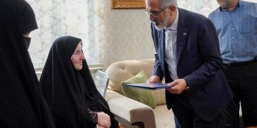 1791467393 ادای احترام مدیرعامل بانک مسکن به مقام شامخ سپهبد شهید