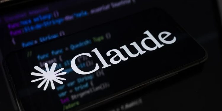توسعه دهنده مستقل یک رقیب رایگان برای مجموعه Adobe ایجاد کرد 1 تصویر تبلیغاتی هوش مصنوعی Claude شرکت Anthropic: در مرکز، صفحهی تیرهی یک گوشی موبایل بهصورت مورب قرار گرفته که لوگوی سفیدرنگ Anthropic (پَرگلنماد دهقسمتی) و واژهی «Claude» با فونت سریف روی آن دیده میشود. در پسزمینه و در حالت محو، نمایشگر لپتاپی بهسرعت نرمافزارنویسی و ویرایشگر کد با سینتکس رنگی (آبی، سبز، بنفش و صورتی) در پسزمینهی تیره نشان داده شده است. نور صحنه پایین است و لوگوی روشنِ گوشی مرکز توجه است.