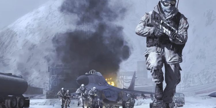بازسازی کد منبع Modern Warfare 2 با هوش مصنوعی. پروژه ای با مصرف صدها میلیارد توکن 1 سربازان با لباسهای استتار برفی در حال دویدن در فرودگاه نظامی برفی در بازی ندای وظیفه با انفجار هواپیما در پسزمینه.