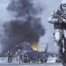 بازسازی کد منبع Modern Warfare 2 با هوش مصنوعی. پروژه ای با مصرف صدها میلیارد توکن 8 سربازان با لباسهای استتار برفی در حال دویدن در فرودگاه نظامی برفی در بازی ندای وظیفه با انفجار هواپیما در پسزمینه.