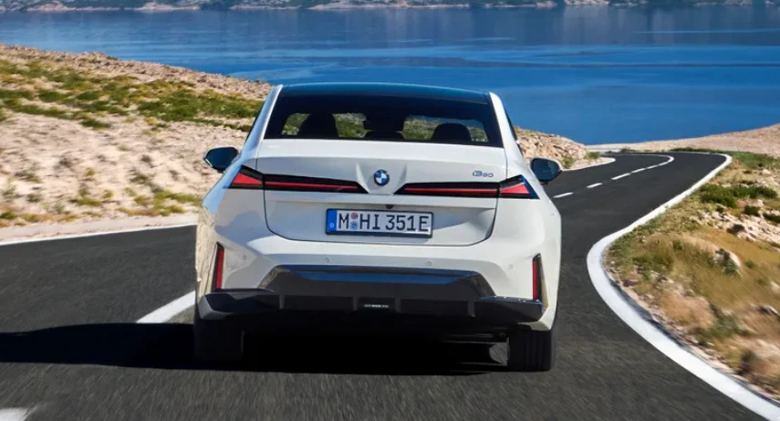 چرا BMW سری 3 جدید در نسخه های برقی و بنزینی دقیقاً یکسان به نظر می رسد؟ 11 چرا BMW سری 3 جدید در نسخه های برقی و بنزینی دقیقاً یکسان به نظر می رسد؟