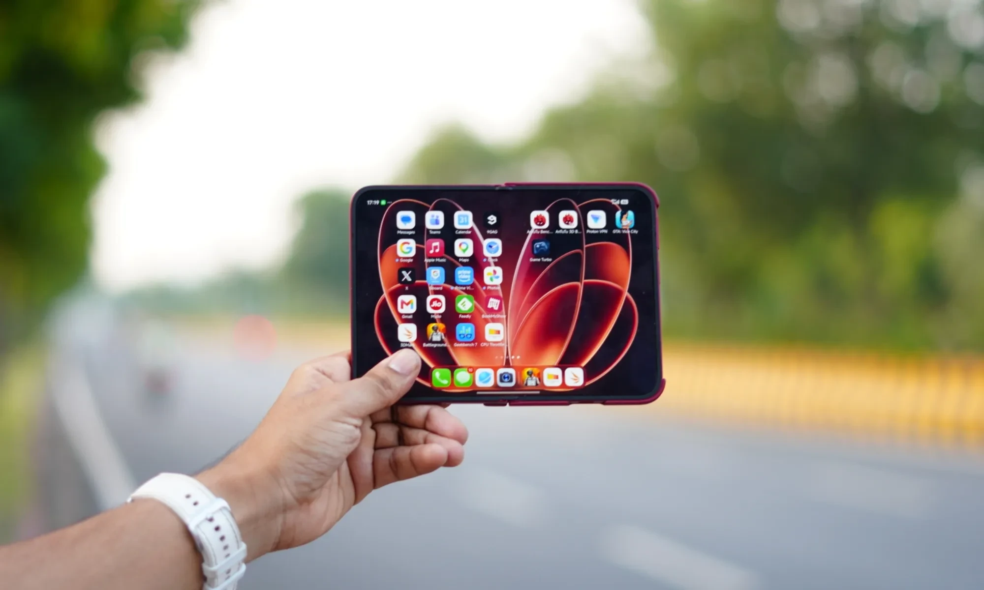 بررسی تخصصی گوشی تاشو شیائومی ۱۸ فولد (Xiaomi 18 Fold)؛ شاهکار سخت‌افزاری با باتری غول‌پیکر