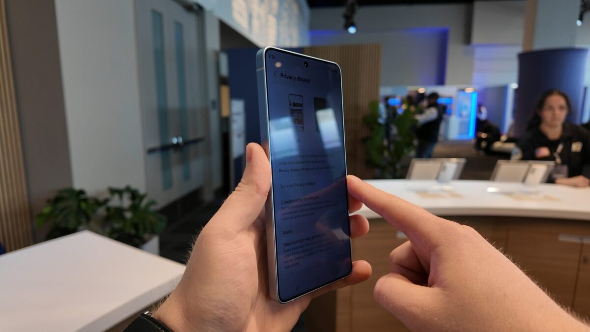 درخشش محصولات سامسونگ در فهرست برترین اختراعات سال 2026 مجله تایم 4 گوشی Samsung Galaxy S26 Ultra در دست کاربر که نمایشگر حریم خصوصی و گزینه های فعال سازی آن را در قسمت تنظیمات نشان می دهد.