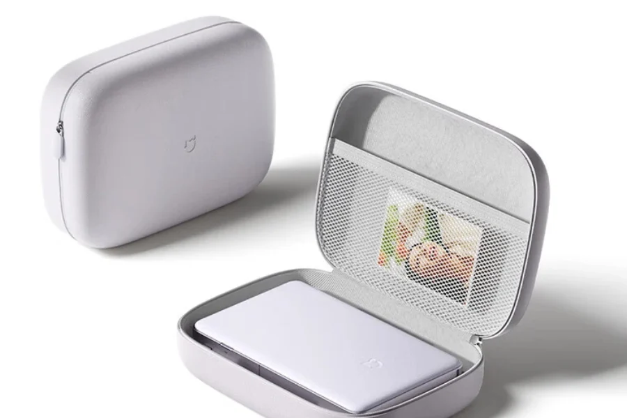تصویری از کیف انحصاری Mijia Pocket Photo Printer Pro به رنگ بنفش روشن که موقعیت خود دستگاه و ذخیره سازی تصاویر چاپ شده را نشان می دهد.