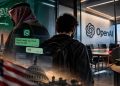 تصویر مفهومی پرونده جاسوسی در OpenAI با نمایش پرچم عربستان، پیام‌های واتس‌اپی، اتاق جلسات محرمانه و دستگاه شنود مخفی.