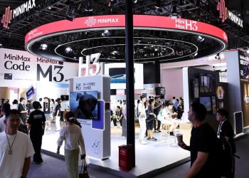 مدل M3.1 Flash minimax با هدف کاهش هزینه های هوش مصنوعی معرفی شد 12 غرفهی نمایشگاهی شرکت هوش مصنوعی مینیمکس با المانهای مدور نورانی، مانیتورهای بزرگ و جمعیت بازدیدکنندگان.