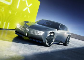 اوپل با معرفی خودروی مفهومی STX آینده خودروهای خانوادگی برقی را به نمایش گذاشت