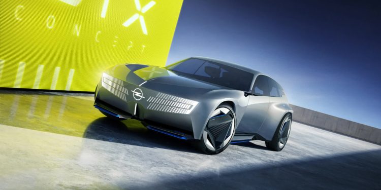 اوپل با معرفی خودروی مفهومی STX، آینده خودروهای خانوادگی برقی را معرفی کرد 1 اوپل با معرفی خودروی مفهومی STX آینده خودروهای خانوادگی برقی را به نمایش گذاشت