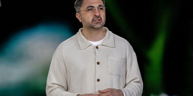 ابزار هوش مصنوعی مایکروسافت در تشخیص بیماری ها از پزشکان پیشی گرفت 1 تصویری از یکی از مدیران مایکروسافت