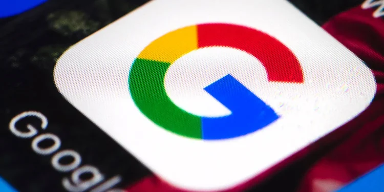 نمای نزدیک و باکیفیت از اپلیکیشن یا نماد گوگل (Google) با رنگ‌های چهارگانه مشخص روی صفحه نمایشگر و متن «Google» در کنار آن.