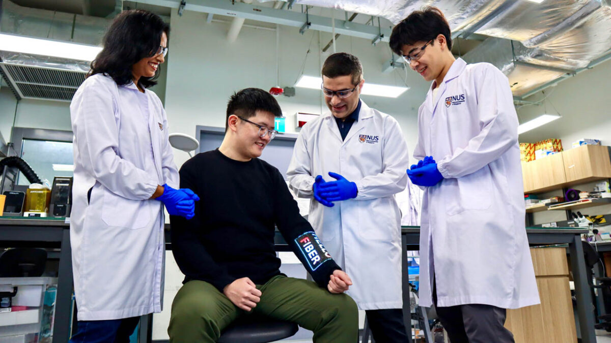 محققان دانشگاه ملی سنگاپور اولین لباس هوشمند مجهز به صفحه نمایش لمسی ساخته شده از الیاف الکترونیکی را به نمایش می گذارند. 