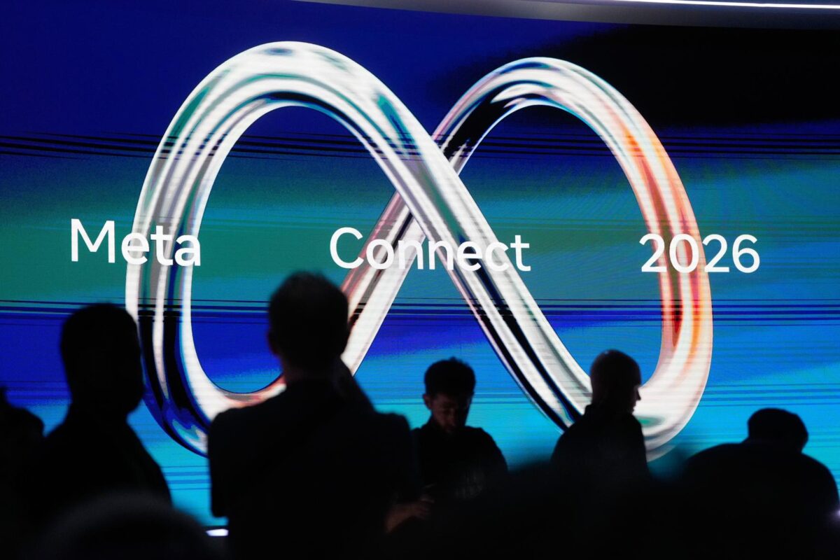 شرکت کنندگان در کنفرانس Meta Connect 2026 در مقابل صفحه نمایش بزرگ صحنه با لوگوی روشن و سه بعدی بی نهایت شرکت متا.