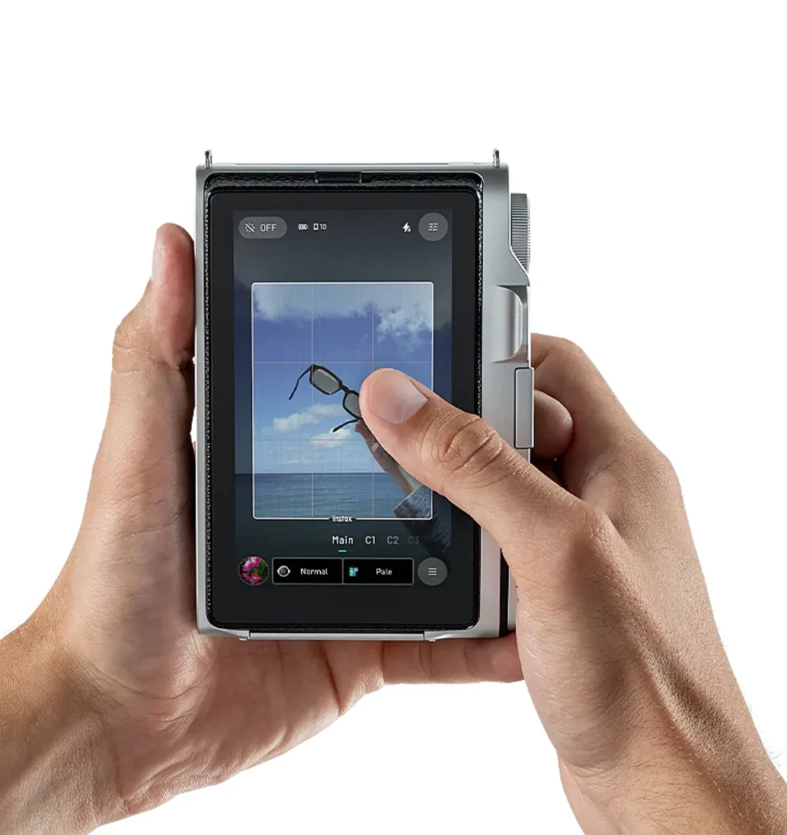 یک اسکرین شات از دوربین Instax mini Evo 2 که عکسی از آسمان را با گزینه های ویرایش و یک انگشت روی آن نشان می دهد.