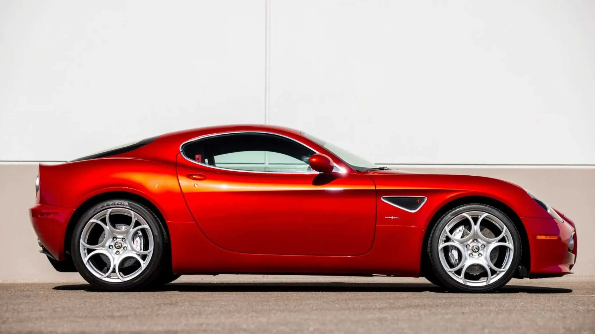 alfa-romeo-8c-side ابرخودروی فراموش شده آلفارومئو حاصل اتحاد نادر فراری و مازراتی دیجینوی است.