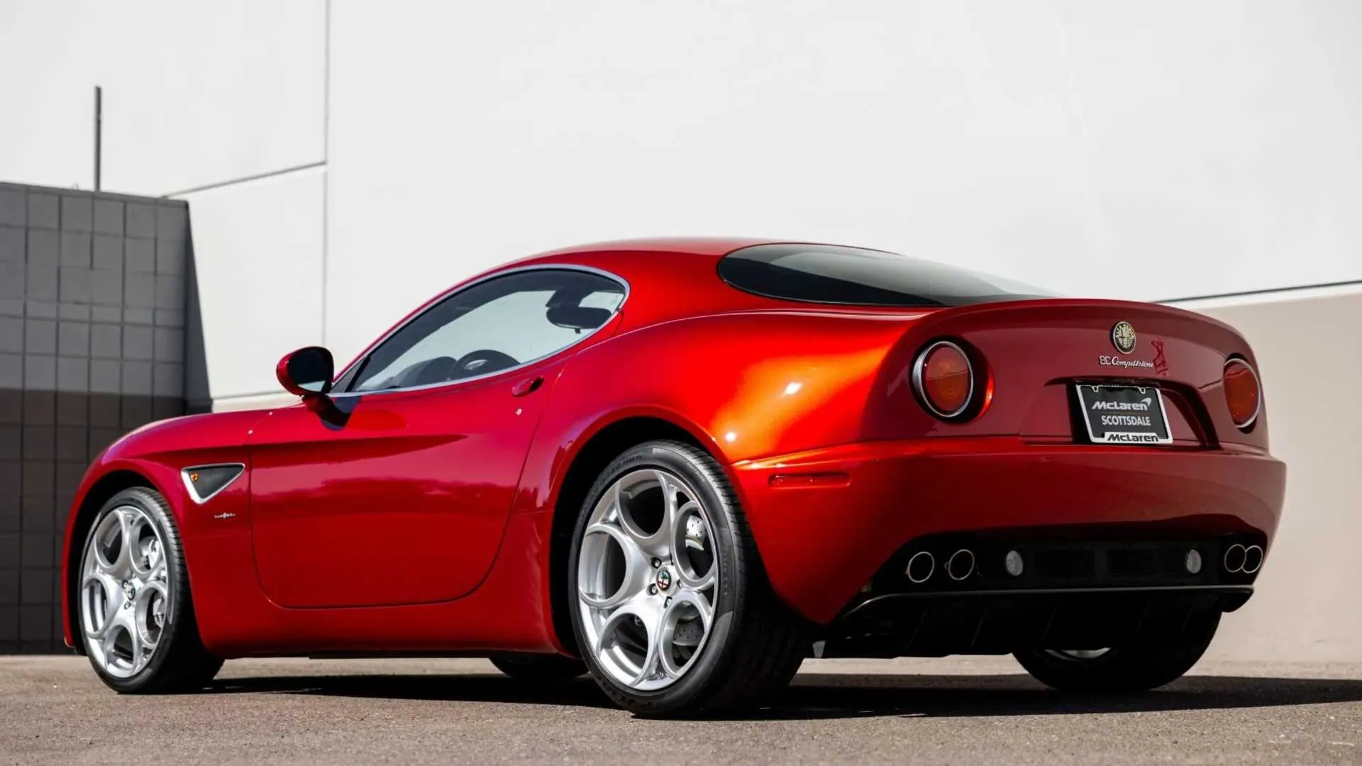 alfa-romeo-8c-عقب ابرخودروی فراموش شده آلفارومئو حاصل اتحاد نادر فراری و مازراتی دیجینوی است.