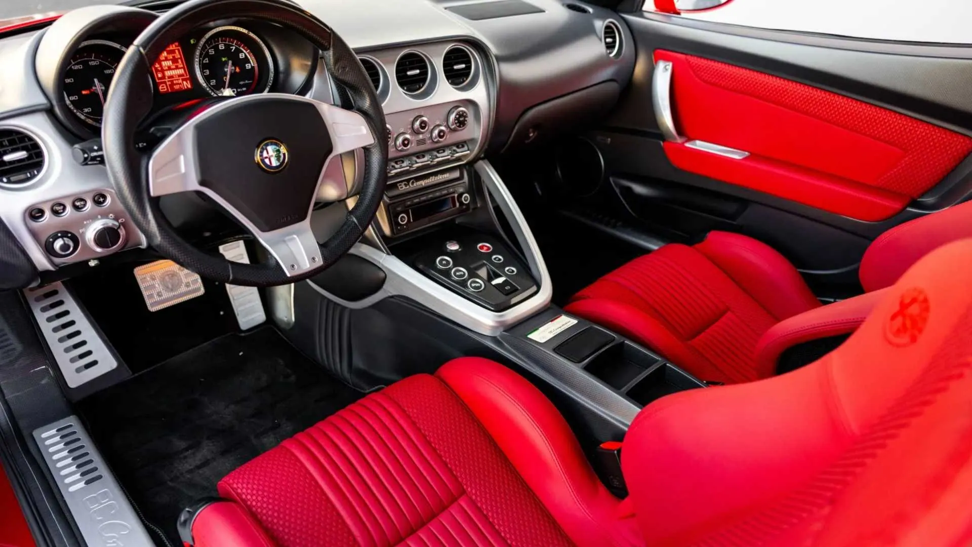 alfa-romeo-8c-interior ابرخودروی فراموش شده آلفارومئو حاصل اتحاد نادر فراری و مازراتی دیجینوی است.