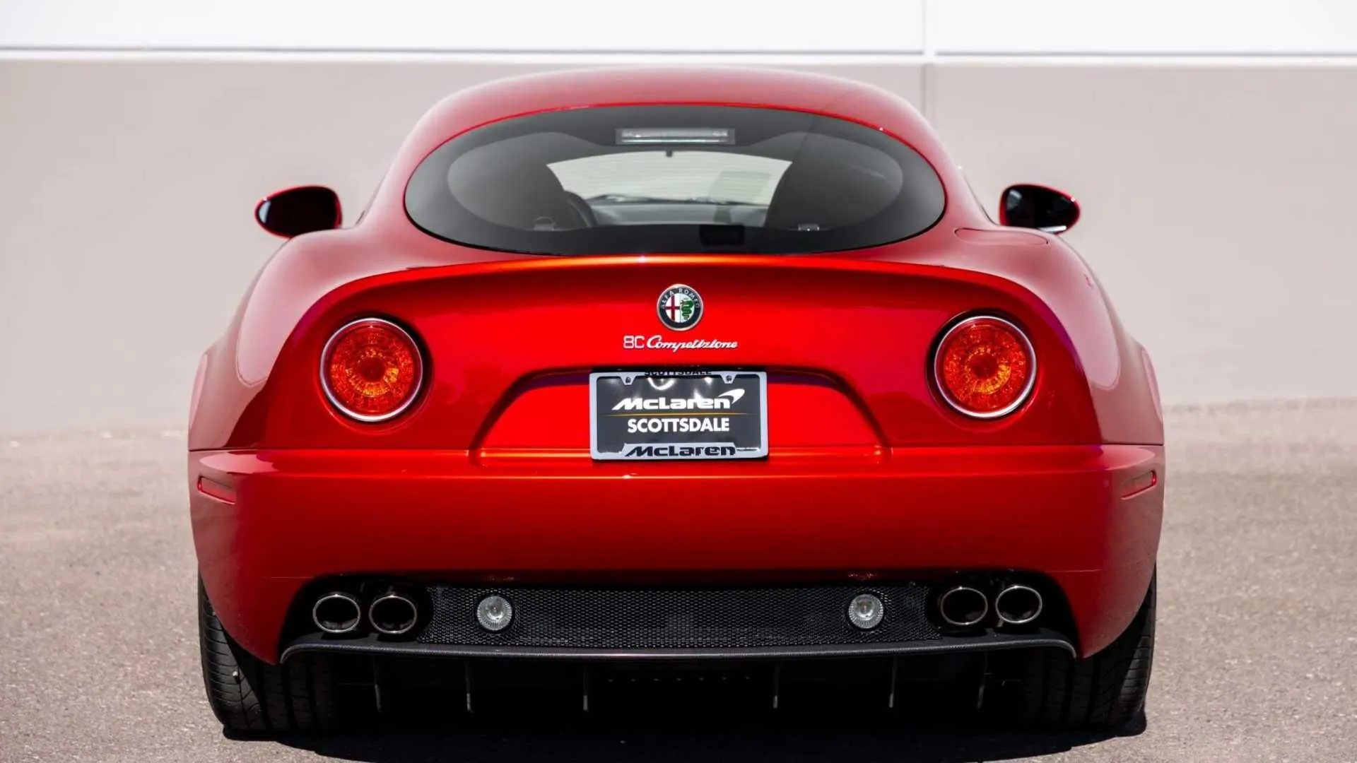 alfa-romeo-8c-سپر عقب ابرخودروی فراموش شده آلفارومئو حاصل اتحاد نادر فراری و مازراتی دیجینوی است.