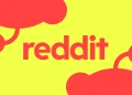 Reddit نمایش پست ها را با افزودن فید For You شخصی می کند 17 نوشته قرمزرنگ reddit در مرکز پسزمینهای به رنگ زرد روشن همراه با طرحهای گرافیکی انتزاعی از لوگوی ردیت در گوشهها.