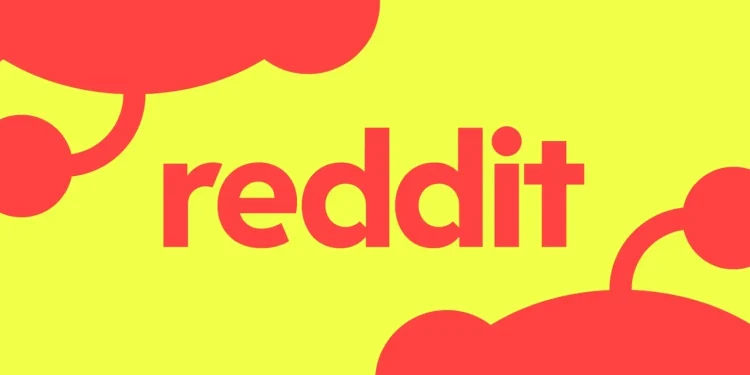 نوشته قرمزرنگ reddit در مرکز پس‌زمینه‌ای به رنگ زرد روشن همراه با طرح‌های گرافیکی انتزاعی از لوگوی ردیت در گوشه‌ها.