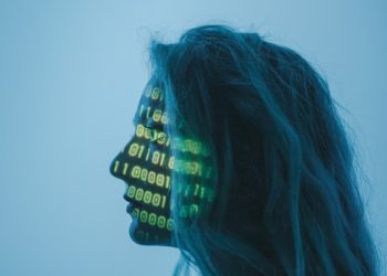 OpenAI به دلیل نقش احتمالی ChatGPT در مرگ یک مرد جوان شکایت کرد 13 تصویری پروفایلی و استودیویی از نیمرخ یک زن با موهای آبیرنگ که کدهای باینری سبزونورانی روی صورت و بدنی او بازتاب یافته و پروژکتور شده است