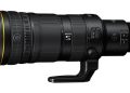 لنز تله‌فوتوی مشکی نیکون NIKKOR S با حلقه‌های تنظیم، دکمه‌های کنترلی و پایه نگهدارنده روی پس‌زمینه سفید