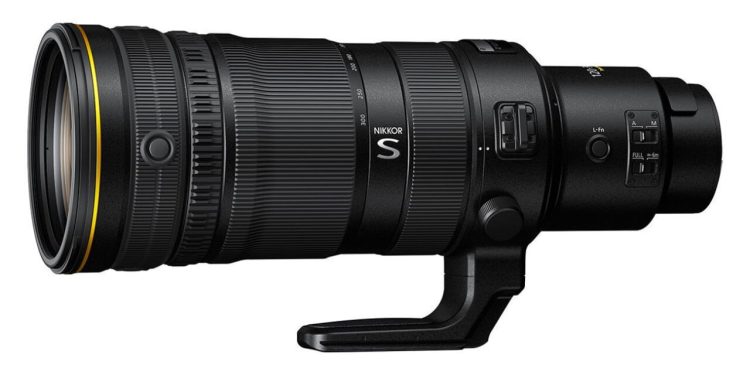 لنز تله‌فوتوی مشکی نیکون NIKKOR S با حلقه‌های تنظیم، دکمه‌های کنترلی و پایه نگهدارنده روی پس‌زمینه سفید