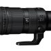 لنز تله‌فوتوی مشکی نیکون NIKKOR S با حلقه‌های تنظیم، دکمه‌های کنترلی و پایه نگهدارنده روی پس‌زمینه سفید