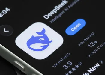 DeepSick با ابزار منبع باز DeepInfer خود رقبای آمریکایی را تحت فشار قرار می دهد 2 نمای نزدیک از صفحه گوشی هوشمند که اپلیکیشن دیپسیک با نماد نهنگ آبی و امتیازات آن را در گوگل پلی نشان میدهد.