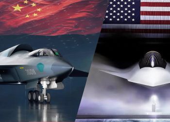 G-36 در مقابل F-47: پنج تفاوت تعیین کننده در رقابت بین جنگنده های نسل ششم چین و ایالات متحده 2 Split-screen image showing a Chinese stealth fighter on the left under a Chinese flag, and a U.S. stealth flying-wing aircraft on the right under an American flag.
