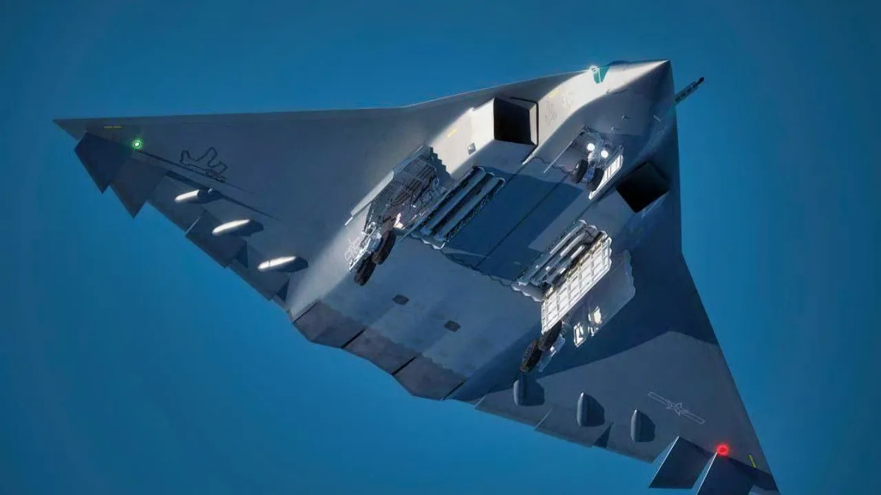 نمای زیرین یک بمب افکن رادارگریز B-2 Spirit در حال پرواز، با جایگاه های تسلیحاتی که در آسمان آبی قابل مشاهده است.