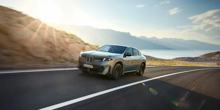 SUV الکتریکی BMW iX4 رونمایی شد. برد 688 کیلومتر و شارژ فوق سریع 1 SUV الکتریکی BMW iX4 رونمایی شد برد 688 کیلومتر و