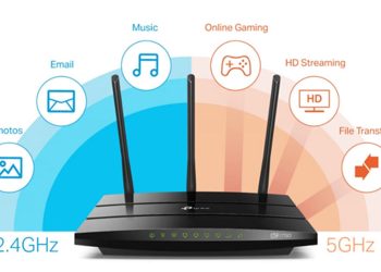 Dual‑band Wi‑Fi router with three antennas and indicator lights; shows 2.4GHz (blue) and 5GHz (orange) coverage areas.