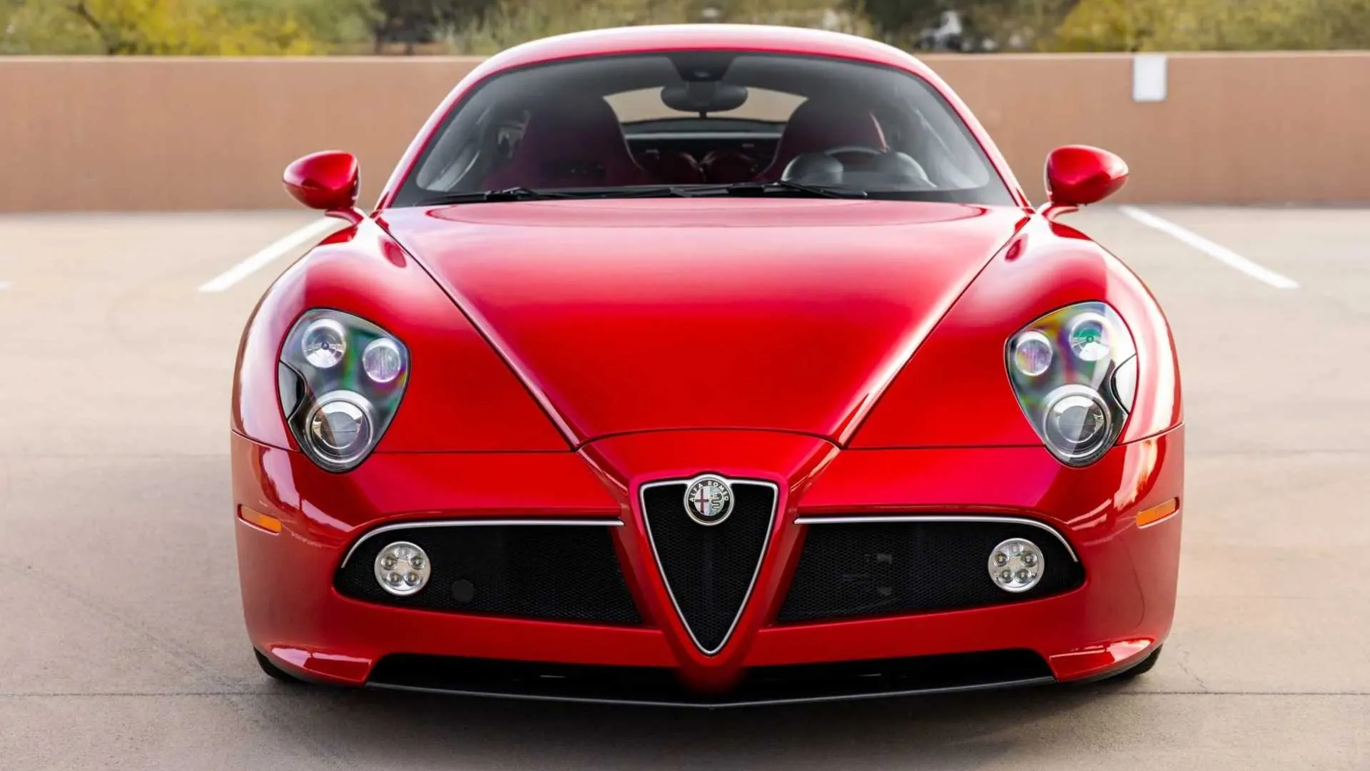 alfa-romeo-8c-front ابرخودروی فراموش شده آلفارومئو حاصل اتحاد نادر فراری و مازراتی دیجینوی است.