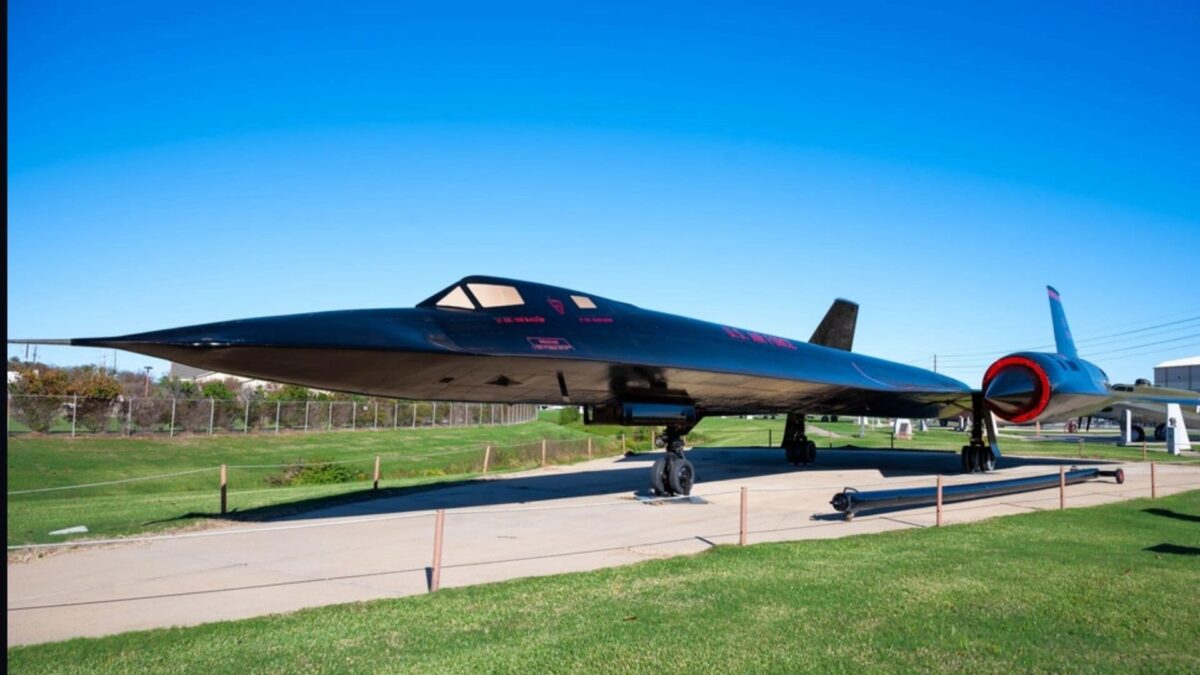 هواپیمای شناسایی اولتراسونیک SR-71 بلک برد در منطقه نمایش در فضای باز