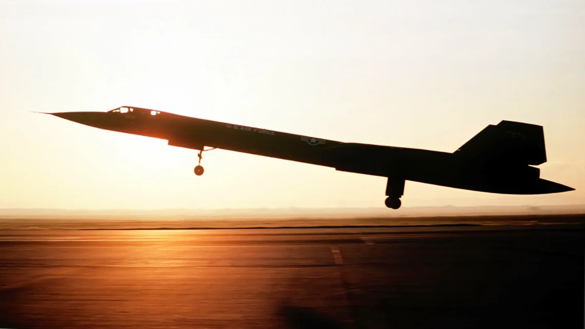 یک پرنده سیاه SR-71 که در نور غروب خورشید از باند فرودگاه بلند می شود