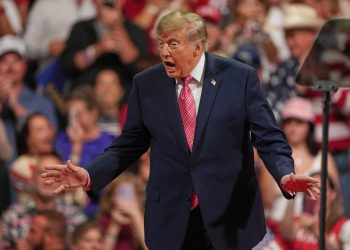 ادعای ترامپ اگر دموکرات‌ها پیروز شوند، آمریکا هم مانند فرانسه