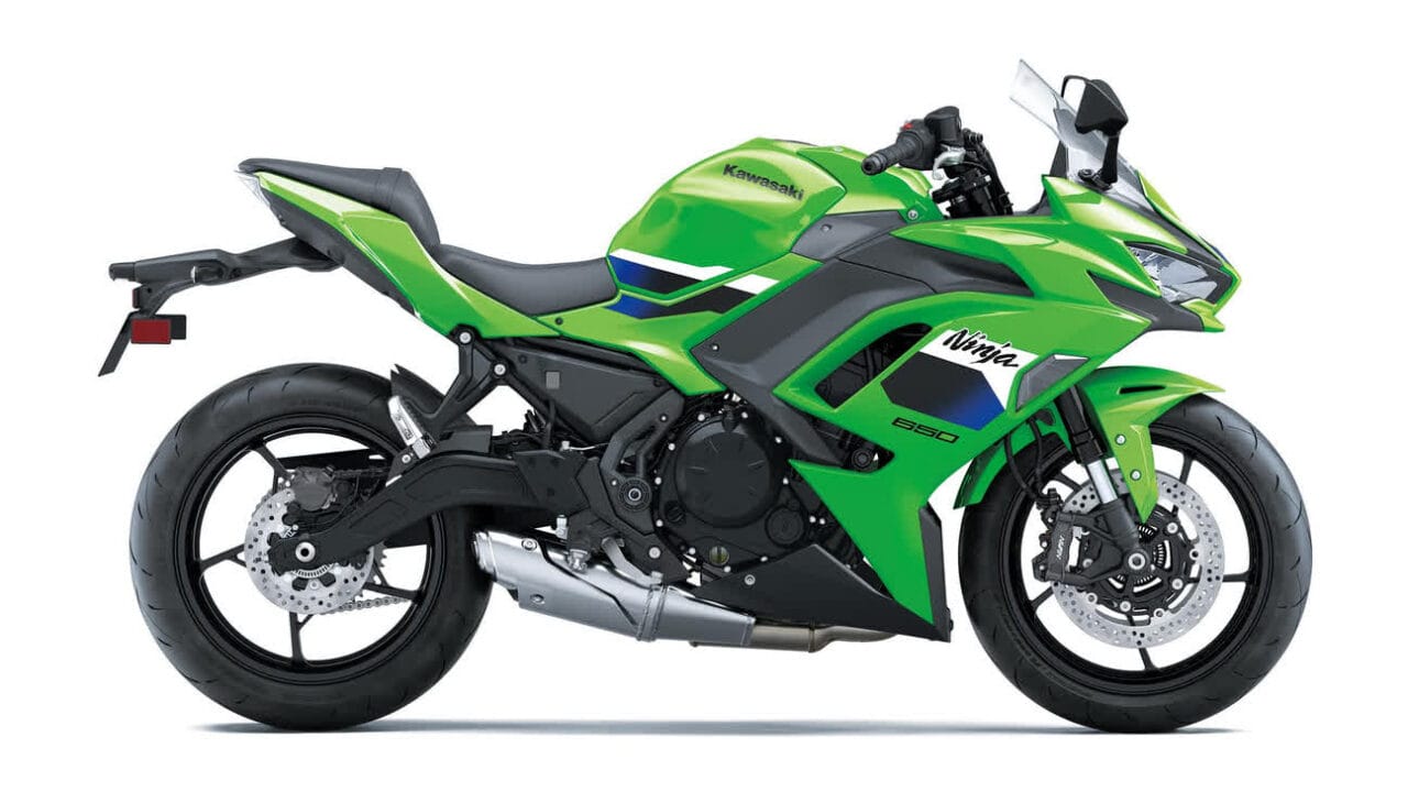 2027-kawasaki-ninja-650-03-16x9 موتورسیکلت اسپرت کاوازاکی نینجا 650 سبز در نمای جانبی در پسزمینه سفید، نمایش اگزوز و ترمزهای دیسکی جلو