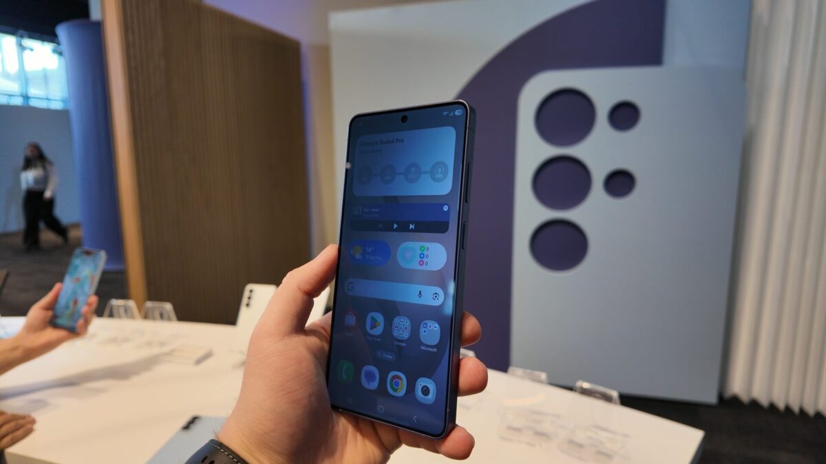 درخشش محصولات سامسونگ در فهرست برترین اختراعات سال 2026 مجله تایم 3 نمای جلوی Galaxy S26 Ultra در دست کاربر با صفحه نمایش روشن، ویجت وضعیت اتصال هدفون Buds4 Pro و یک ردیف از نمادهای برنامه در صفحه اصلی.
