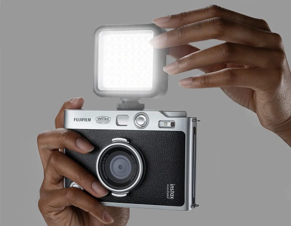 نصب دستی فلاش LED مربعی بر روی دوربین Fujifilm Instax mini Evo 2.