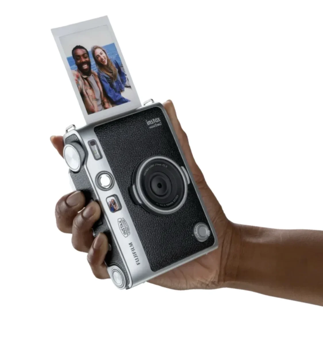 نمایی از دوربین Instax mini Evo 2 که عکس چاپ شده یک زوج را بیرون می‌کشد.