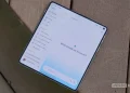یک گوشی هوشمند تاشو (Foldable) باز شده روی سطح چوبی قرار دارد که رابط کاربری اپلیکیشن جمینای شامل منوی کناری یادداشت‌ها و عبارت «What should we focus on?» را نمایش می‌دهد