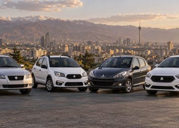قیمت خودرو در بازار تهران; ساینا 1.8 میلیارد و ریرا 4.77 میلیارد تومان اعلام شد 2 Four sedans lined up on a parking area with a city skyline and snow-capped mountains in the distance at sunset.