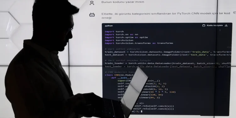 سیلوئت یک شخص در حال کار با لپ‌تاپ در برابر یک نمایشگر بزرگ که کدهای پایتون (PyTorch CNN) روی آن نمایش داده شده است.