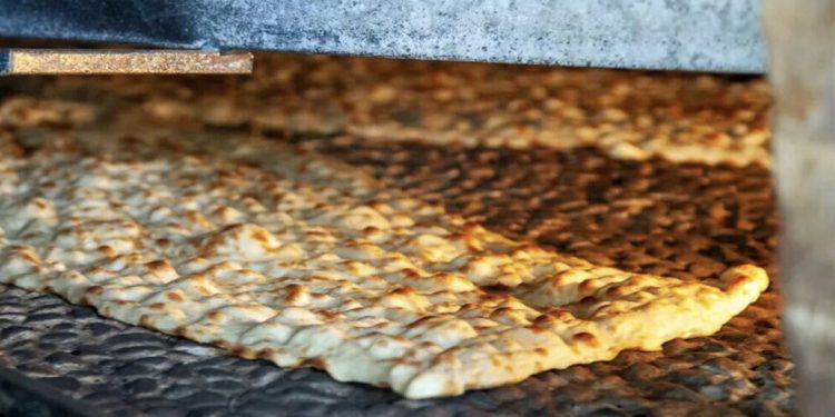 مشاور وزیر بهداشت سهم نان کامل از نانوایی‌های کشور تنها